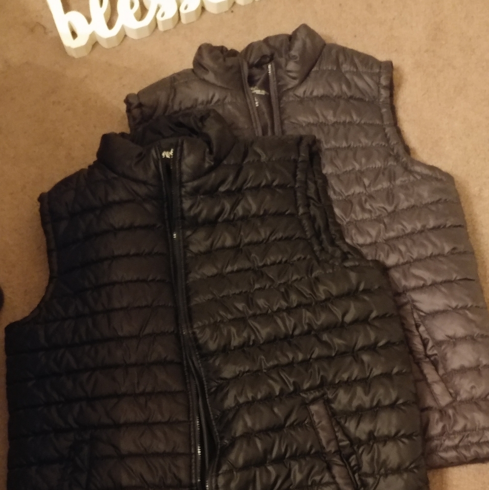 2 Mens Puffer Vests